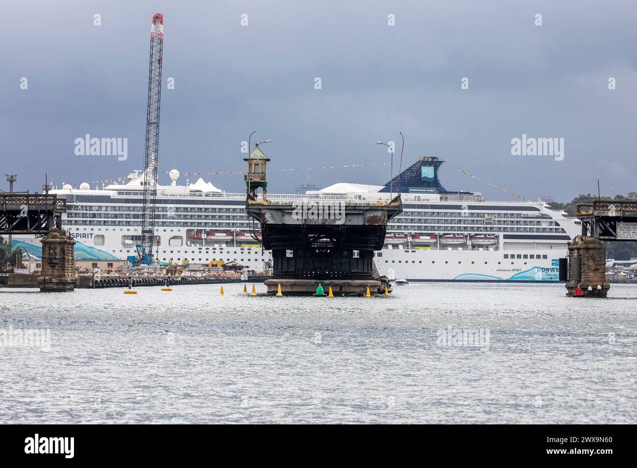 Das Kreuzfahrtschiff Norwegian Spirit liegt in Sydney am White Bay Cruise Terminal hinter der alten Glebe Island Bridge, NSW, Australien Stockfoto
