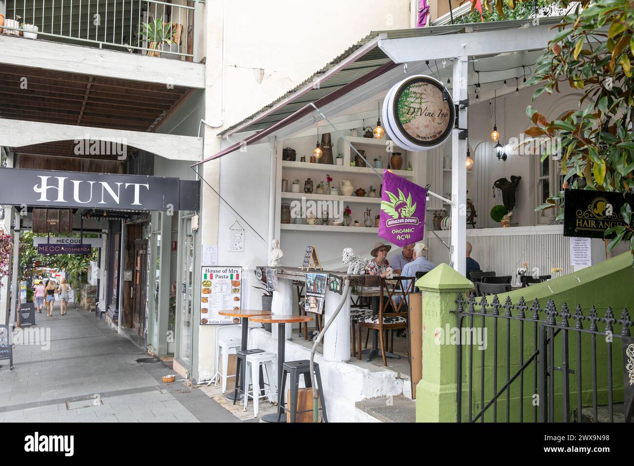 Darling Street Balmain, Sydney, Restaurants und Geschäfte in der Hauptstraße einschließlich französischem Bistro Cafe Restaurant, Australien Stockfoto