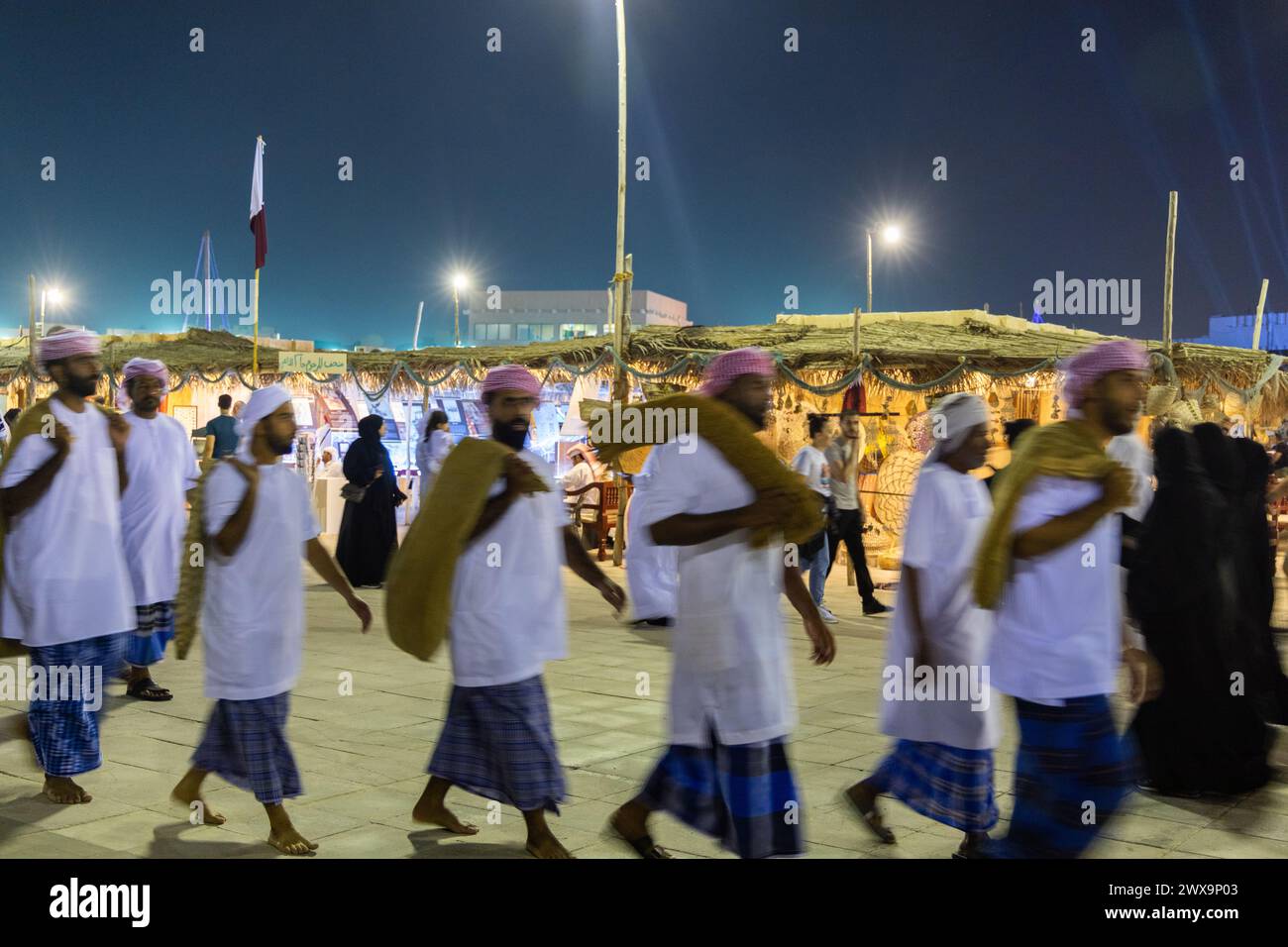 Eine Gruppe traditioneller arabischer Fischer, die im Kulturdorf Katara in Doha, Katar, während des 12. Traditionellen Dhow Festivals in Katara auftreten Stockfoto