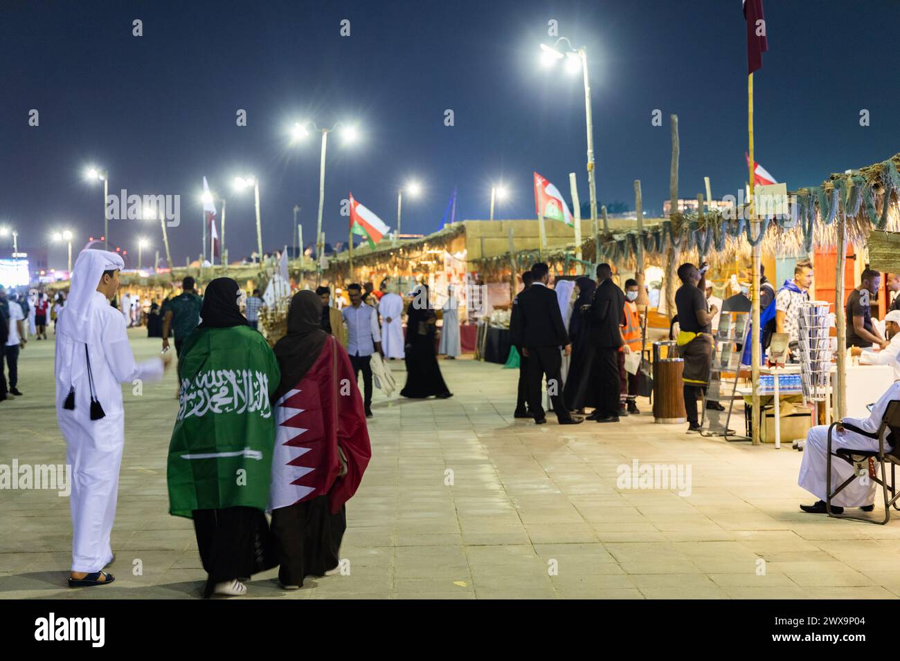 Die belebte Straße und die Einheimischen genießen Outdoor-Aktivitäten während des Doha Dhow Festivals im Katara Village. Stockfoto