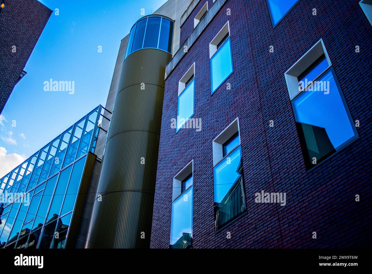 Amsterdams Gebäude und Straßen verbinden malerische Kanäle, historische Architektur und pulsierendes urbanes Leben und schaffen so ein bezauberndes und ikonisches Stadtbild. Stockfoto