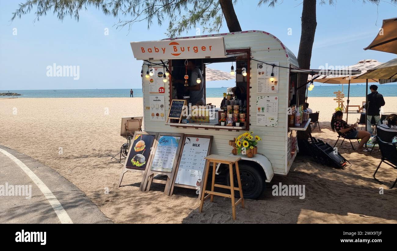 Rayong Thailand 13. März 2024 parkt am Sandstrand Ein lebhafter Food Truck, der Strandgängern unter dem sonnigen Himmel köstliche Mahlzeiten serviert. Stockfoto