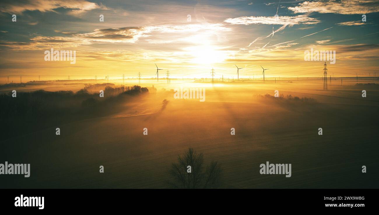 Sonnenaufgang Nebel Licht Schatten Windräder Stockfoto