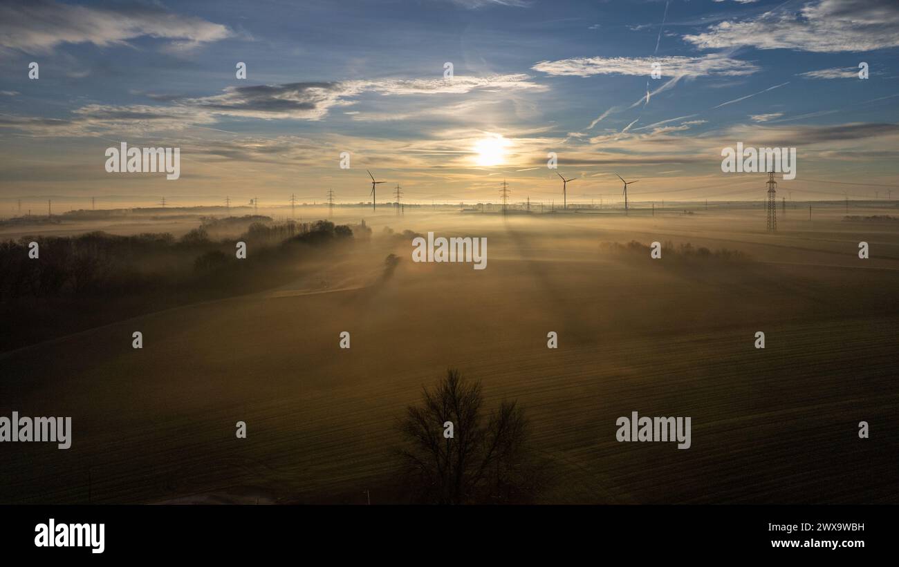 Sonnenaufgang Nebel Licht Schatten Windräder Stockfoto