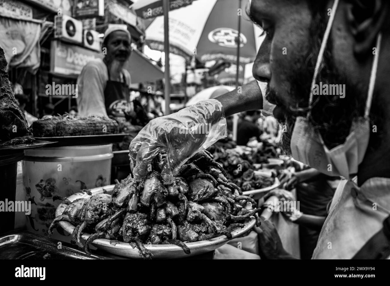 Der Chak Iftar Basar, eingebettet in die Altstadt von Dhaka, ist während des Ramadan voller Energie. Dieses Bild wurde am 24. März 2024 aus Dhaka in Bangladesch aufgenommen. V Stockfoto