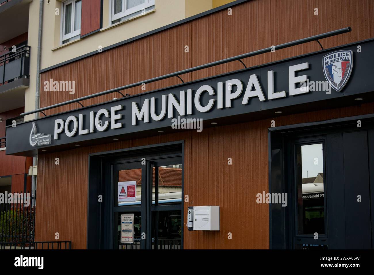 Saint Fargeau Ponthierry - Frankreich - März 2024: Blick auf das Schild der örtlichen Polizei Stockfoto