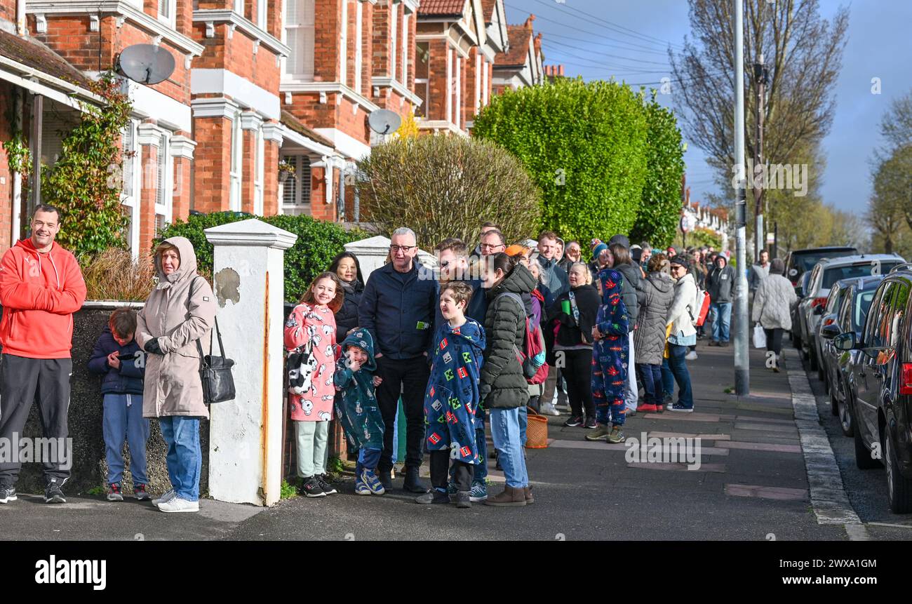 Brighton Großbritannien 29 März 2024 - Hunderte von Kunden stehen heute ... Brighton Großbritannien 29 März 2024 - Hunderte von Kunden stehen heute ...
