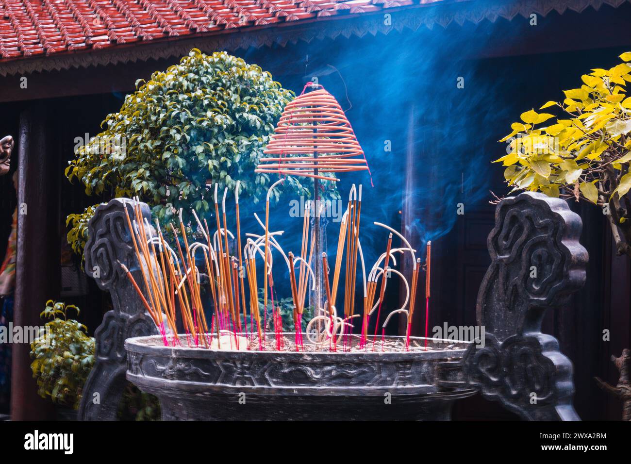 Brennender Weihrauch am Marmoraltar vor der Pagode Stockfoto
