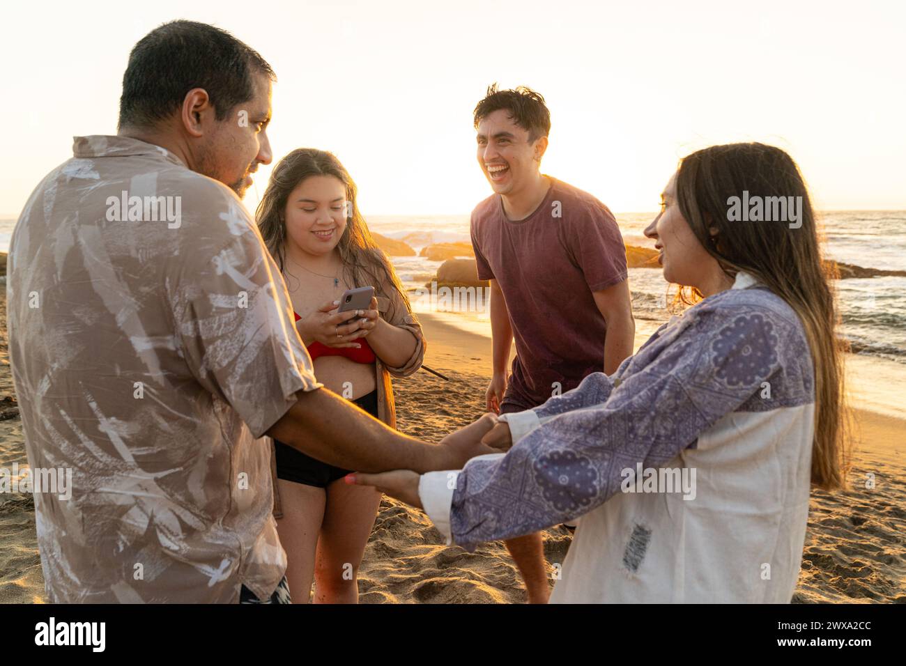 Eine Gruppe lateinamerikanischer Freunde genießt Strandspaß in einer Gruppe Stockfoto