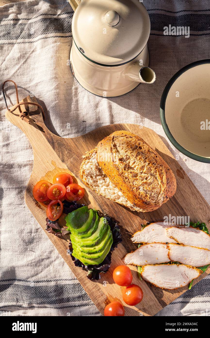 Vitalfrühstück: Energie und Frische, Brot, Tomaten, Avocado, Huhn. Draufsicht Stockfoto