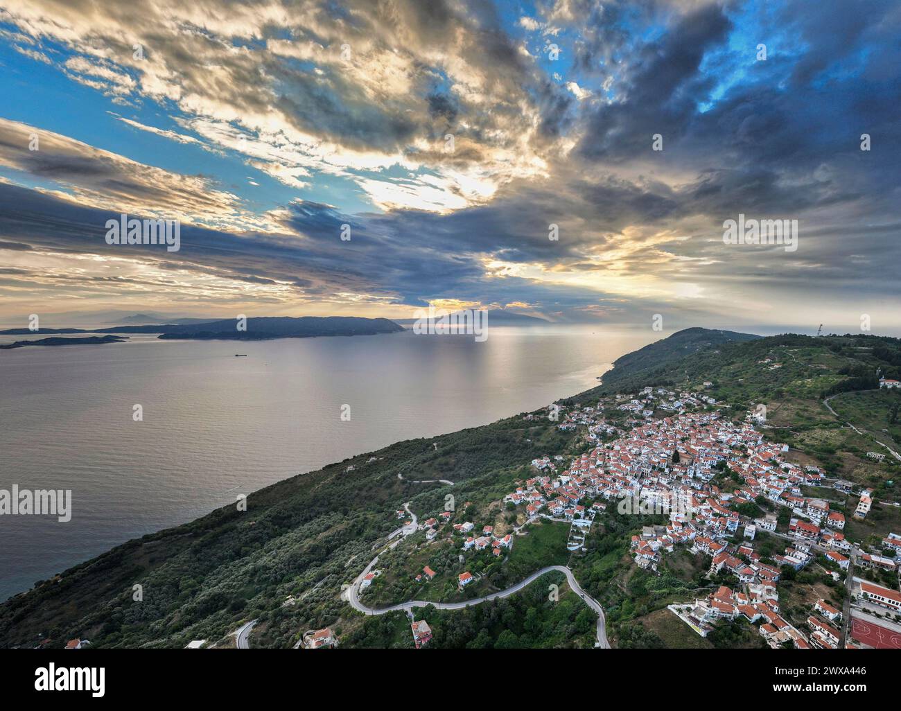 Weiß getünchte Gebäude im Dorf Glossa auf der griechischen Insel Skopelos Stockfoto