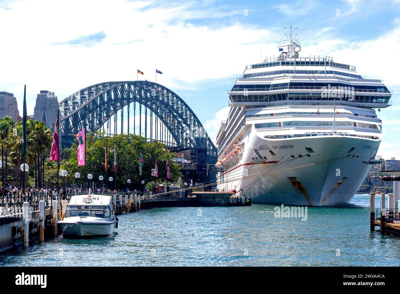 Carnival Plendor Kreuzfahrtschiff an der Sydney Harbour Bridge, Circular Quay West, Sydney, New South Wales, Australien Stockfoto