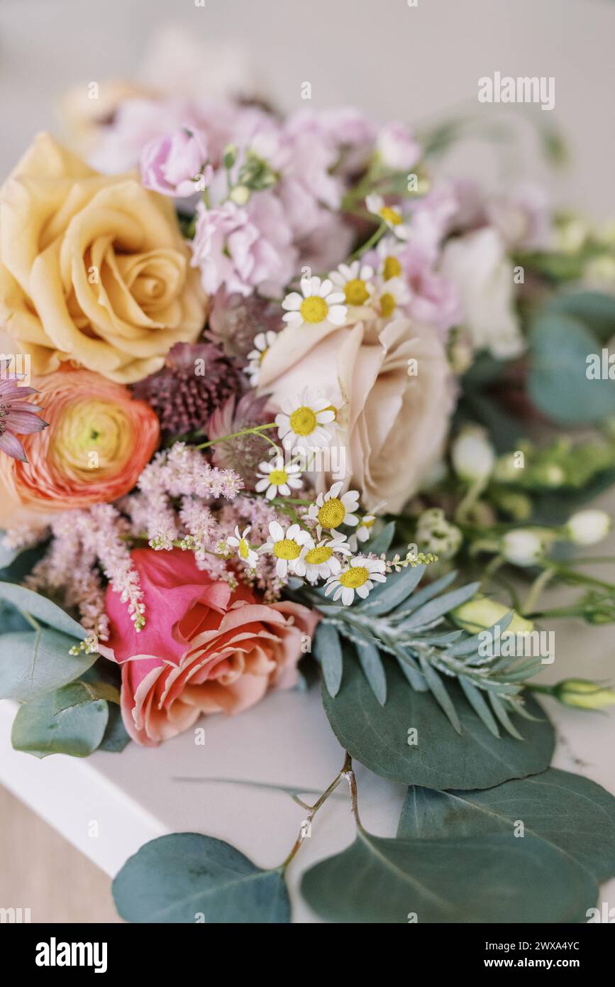 Farbenfrohe Blumenarrangements mit gemischten Blüten Stockfoto