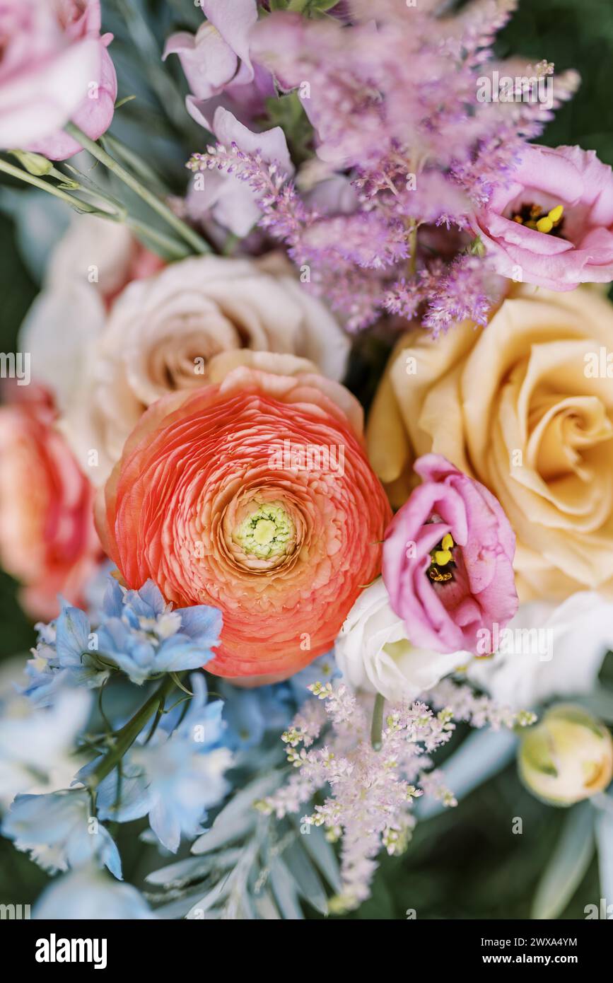 Exquisite Blumendekoration mit einem lebendigen Ranunkel Stockfoto