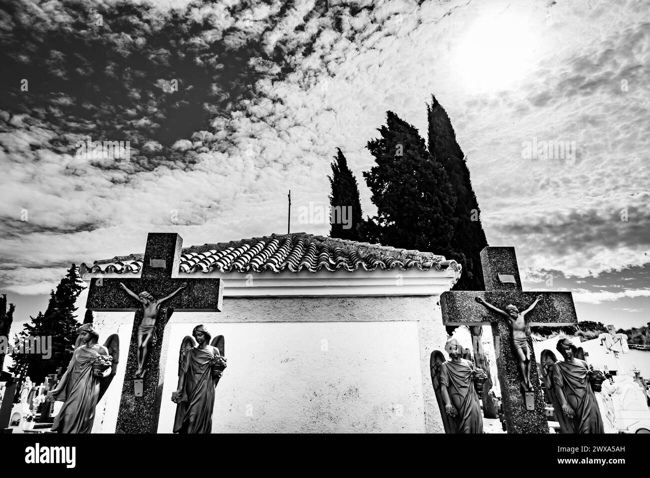 Zwei Gräber mit vier Engeln auf dem Friedhof von Alhambra Stockfoto