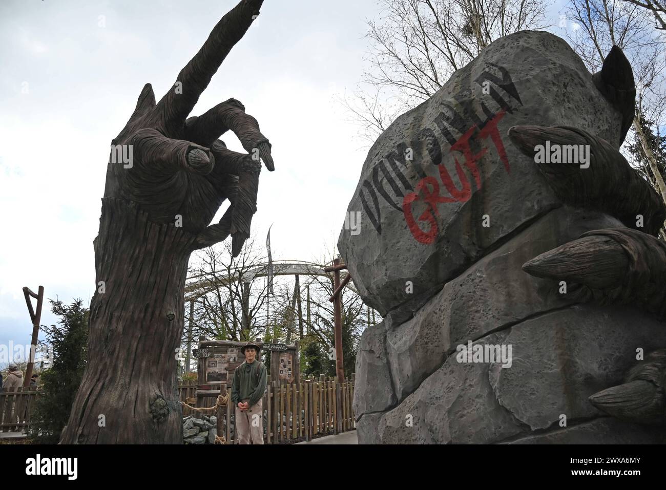 Der Zugang und der Raum für die Pre-Show sollen die Thematisierung verdeutlichen und die Parkbesucher mit auf die Reise in die Welt der Dämonen mitnehmen. Am Karfreitag eröffnete die neue Attraktion Dämonen Gruft im Heide Park Soltau Resort für Besucher. Die neumodisch Dark Ride genannte Multimedia Gruselbahn wurde in unmittelbarer Nähe zum Wing Coaster Flug der Dämonen im und rund ums ehemalige Stationsgebäude einer alten Wildwasserbahn eröffnet. Auf rund 600 Quadratmetern investierte Merlin knapp sieben Millionen Euro in den 5 minütigen Trip in die geheimnisvollen Katakomben des Parks. Ein A Stockfoto