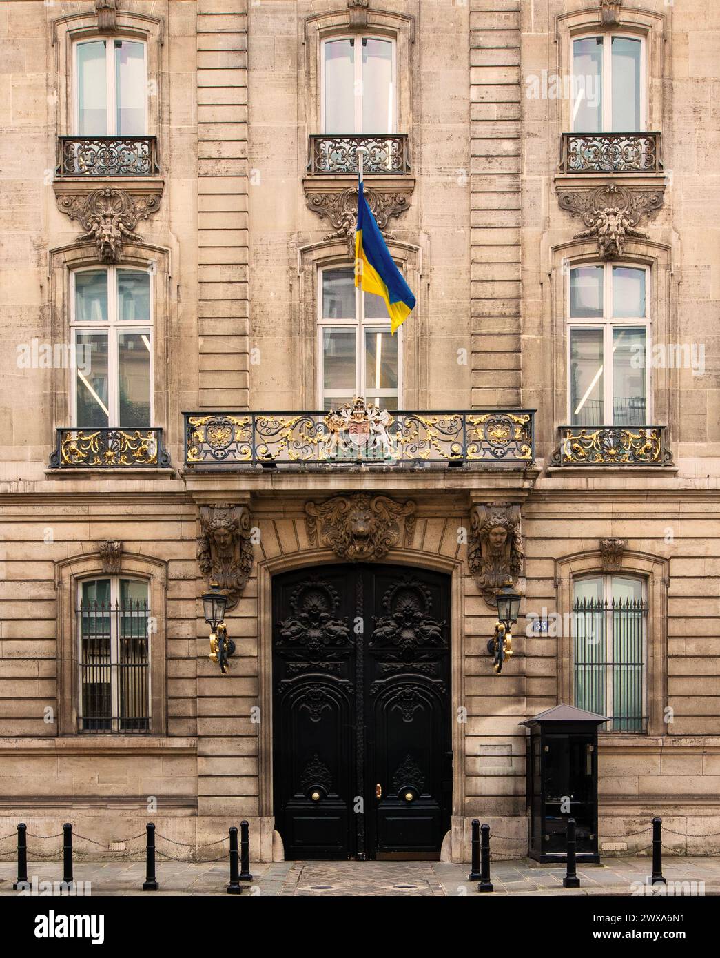 Fassade der britischen Botschaft, Hôtel de Charost, 39 Rue du Faubourg Saint-Honoré, Paris, Frankreich; entworfen von Antoine Mazin im Jahr 1722 Stockfoto