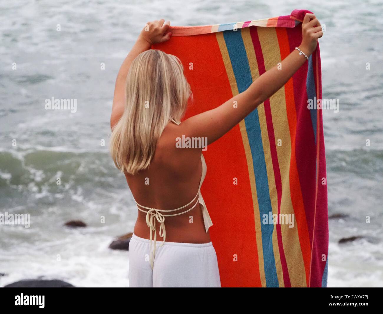 Blond mit Strandtuch Stockfoto