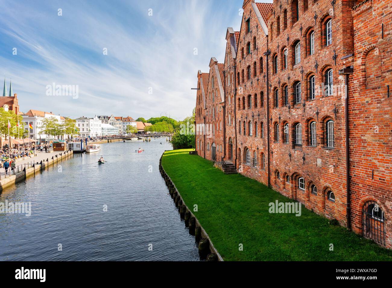 Panoramablick auf Lübeck hansestadt blauer Himmel sonniger Sommertag. Travemunde Trave Uferpromenade im historischen Holstentor-Museum Lübeck Stockfoto