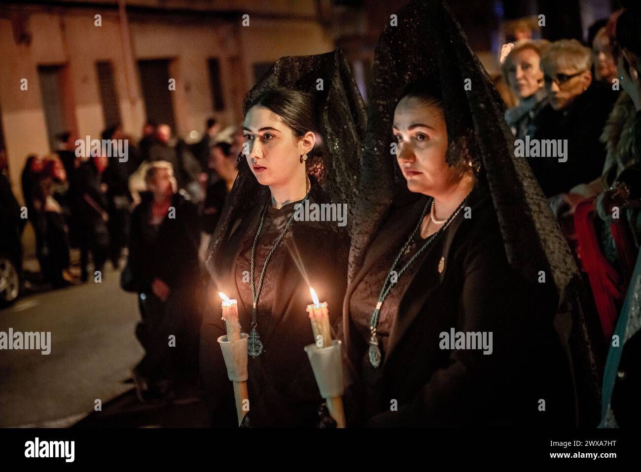 Santa Coloma de Gramenet, Spanien: Am 29. März 2024 nehmen die Frauen, die den traditionellen Anzug tragen, an der Festwoche am Donnerstag in Santa Coloma de Gramenet, Provinz Barcelona, Teil. Quelle: Jordi Boixareu/Alamy Live News Stockfoto