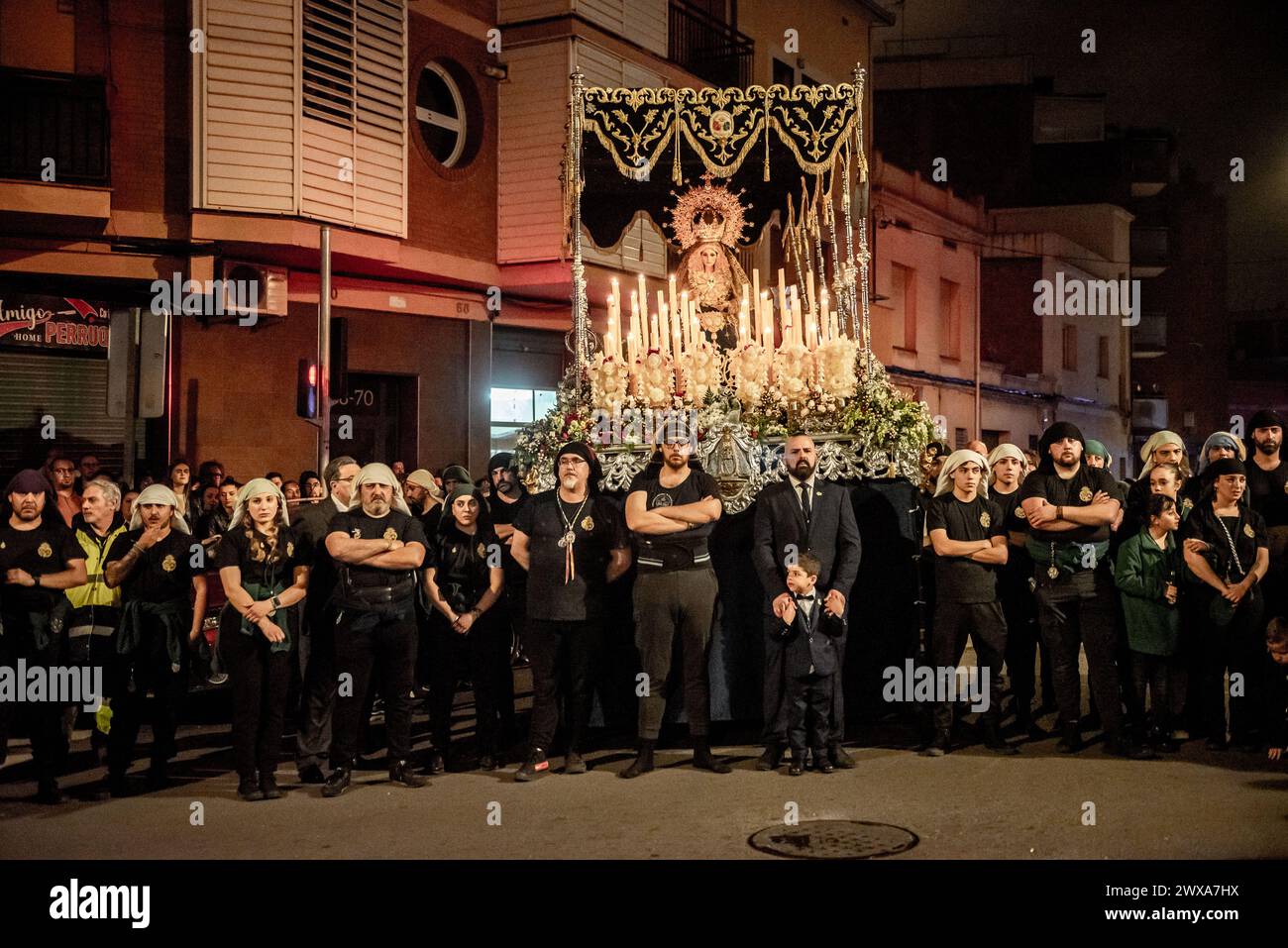 Santa Coloma de Gramenet, Spanien: Am 29. März 2024 werden die Costaleros der Veracruz-Bruderschaft neben der Marienstatue während der Maundy-Prozession am Donnerstag in Santa Coloma de Gramenet, Provinz Barcelona, zu Feierlichkeiten der Karwoche gesehen. Quelle: Jordi Boixareu/Alamy Live News Stockfoto