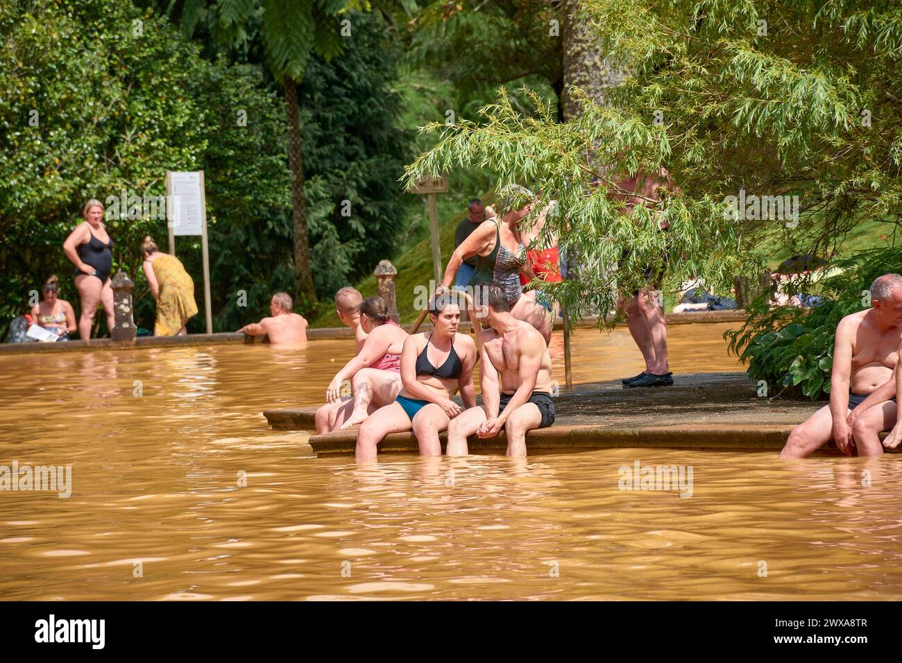 Furnas, Azoren, Juni, 06.2022; Landschaftsblick und Menschen, die im Thermalsee im Terra Nostra Park schwimmen, mit Wasser bei unterschiedlichen Temperaturen in unterschiedlichen Wassertemperaturen Stockfoto