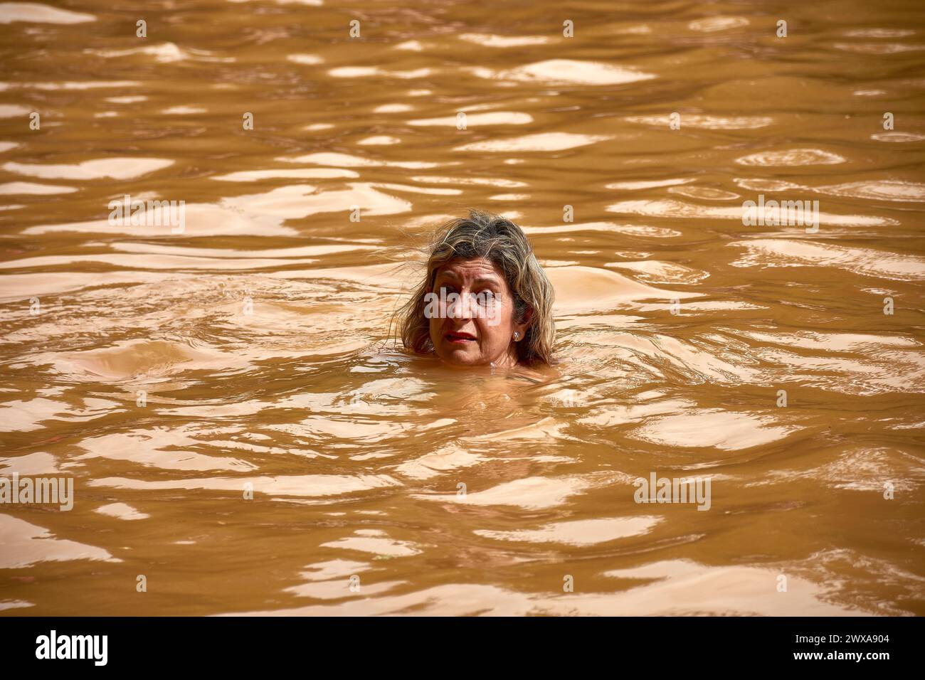 Furnas, Azoren, Juni, 06.2022; Landschaftsblick und Menschen, die im Thermalsee im Terra Nostra Park schwimmen, mit Wasser bei unterschiedlichen Temperaturen in unterschiedlichen Wassertemperaturen Stockfoto