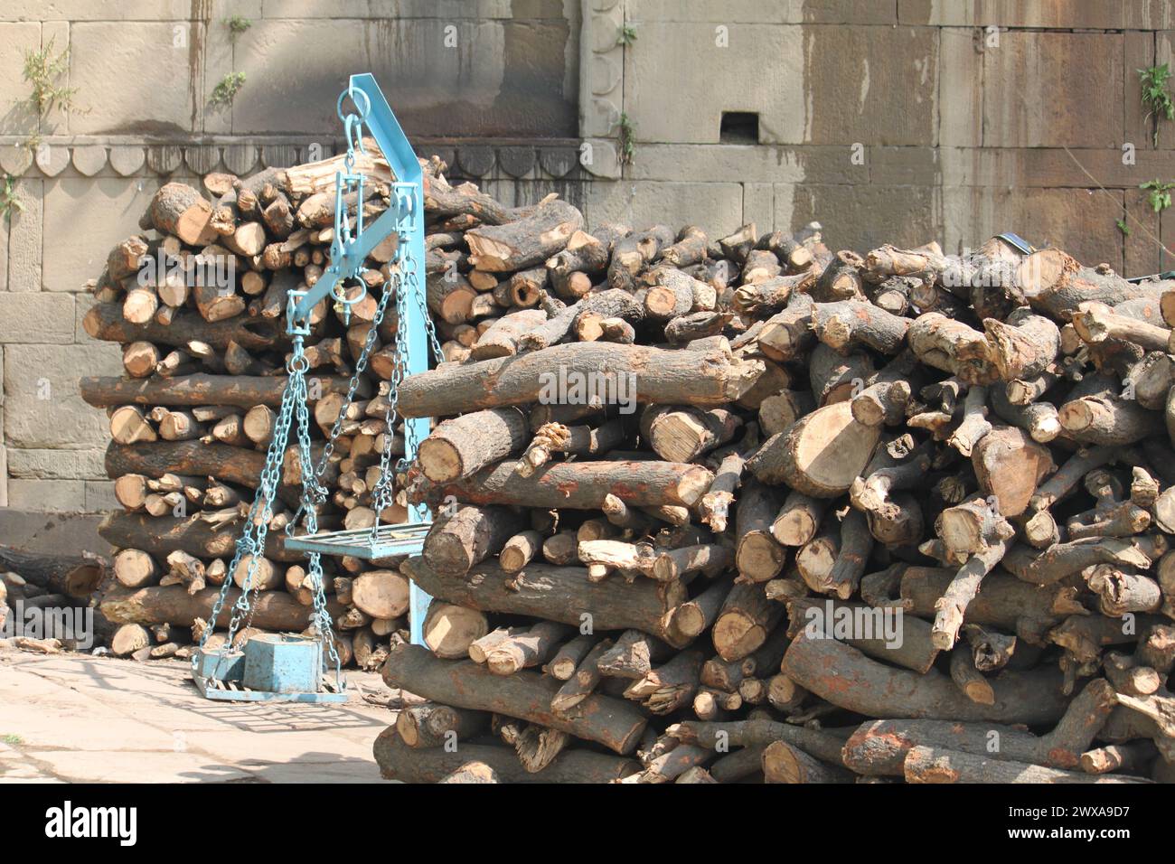 Stapeln von Brennholz, die für die Verbrennung von Ceromonien in der Nähe von Marnikarnika Ghat in Varanasi vorbereitet wurden, einem der heiligsten Anlagen unter den Flussufern des Ganges Stockfoto