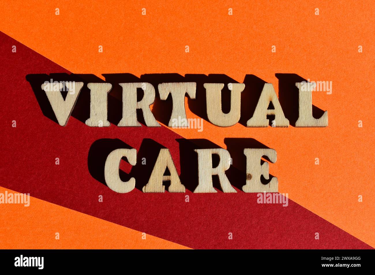 Virtual Care, Wörter in hölzernen Alphabeten isoliert auf dem Hintergrund als Bannerüberschrift Stockfoto