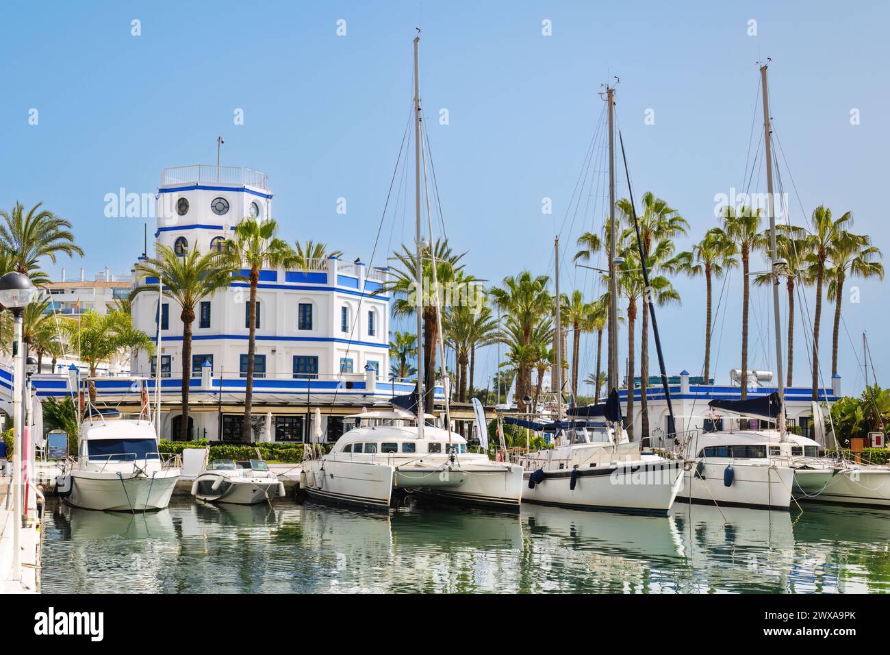 Der Yachthafen in Estepona an der Costa Brava Stockfoto