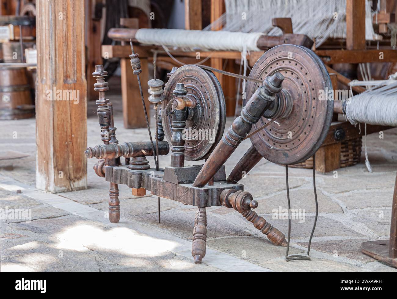Alte Holzspindel, reich verziert mit Holzschnitzereien. Selektiver Fokus mit geringer Schärfentiefe. Stockfoto