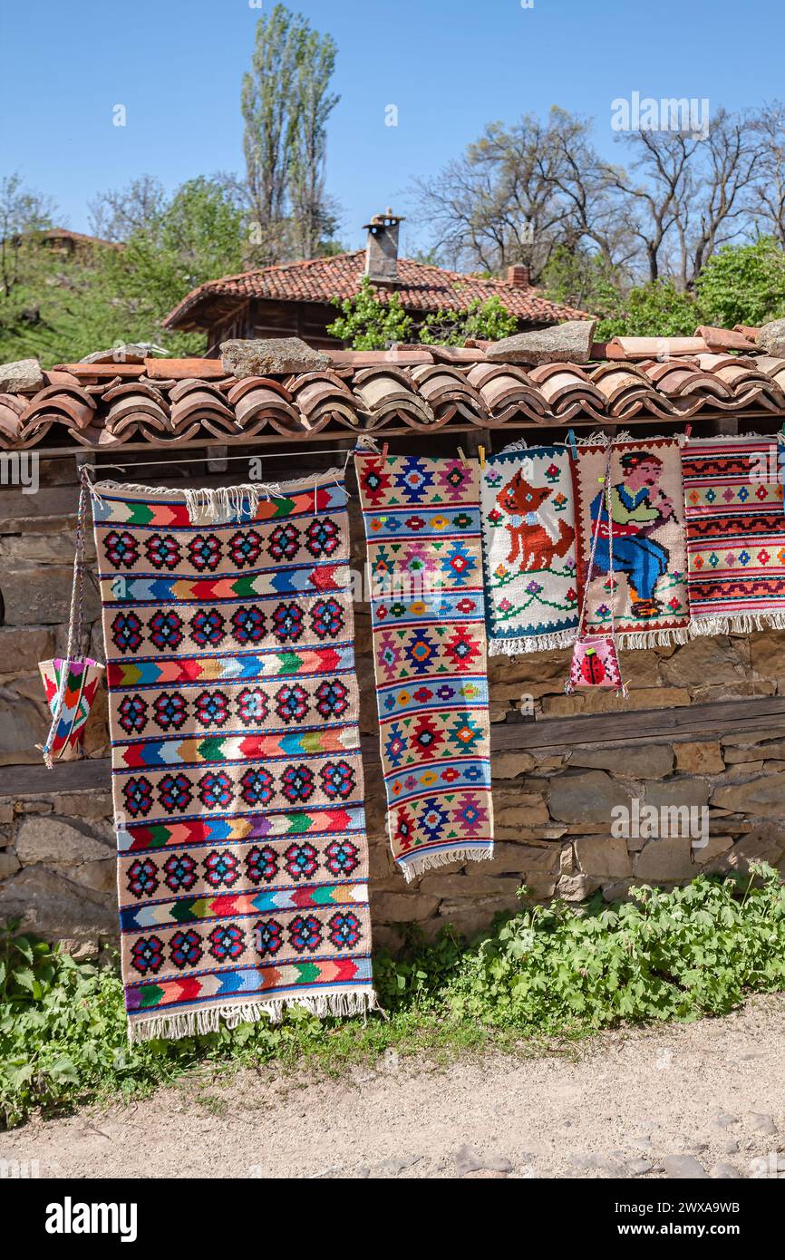 Details aus einem Haus im bulgarischen Revival-Stil. Selektiver Fokus mit geringer Schärfentiefe. Stockfoto