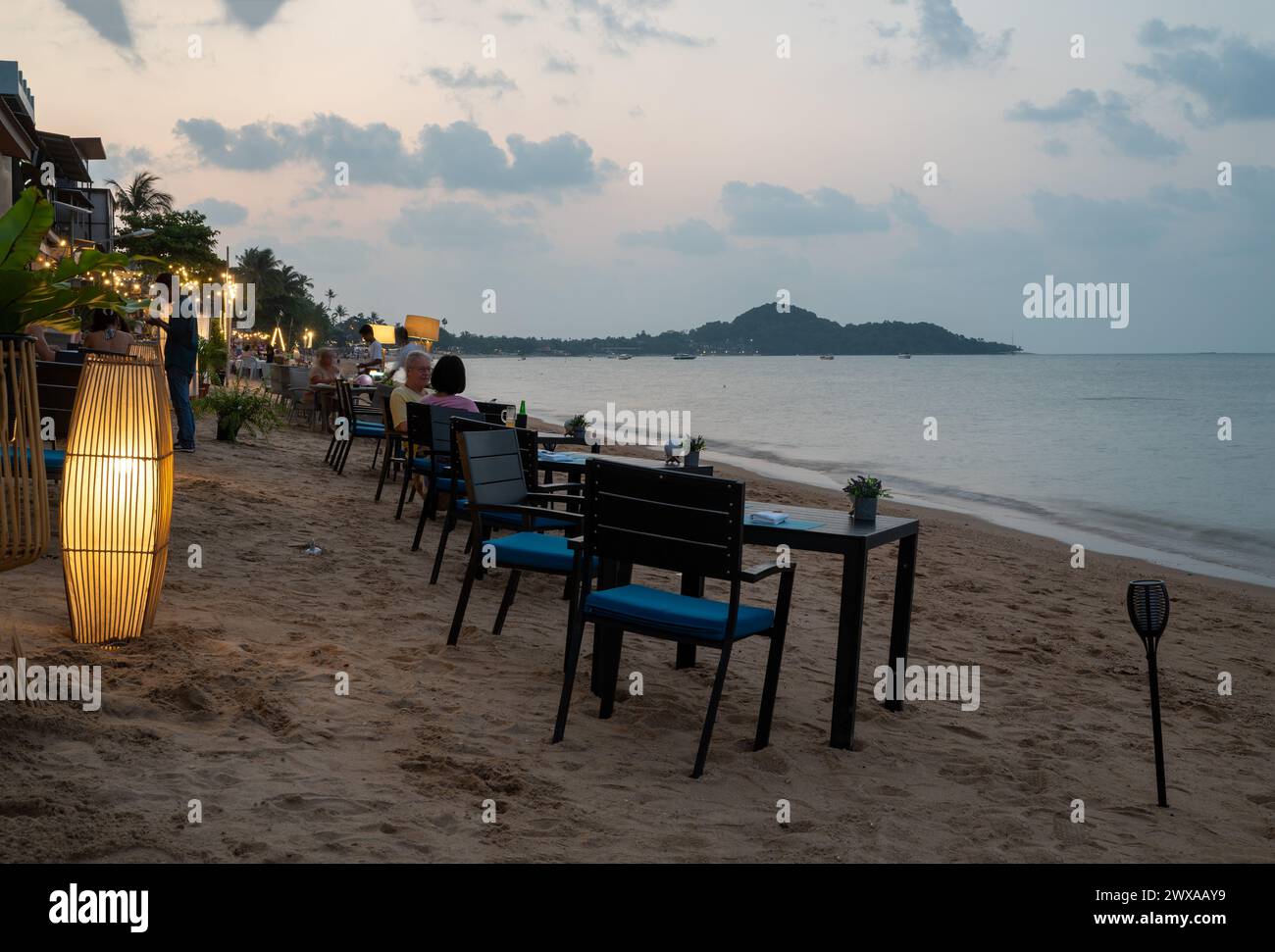 Abendessen am Strand in der Abenddämmerung, Koh Samui, Thailand Stockfoto