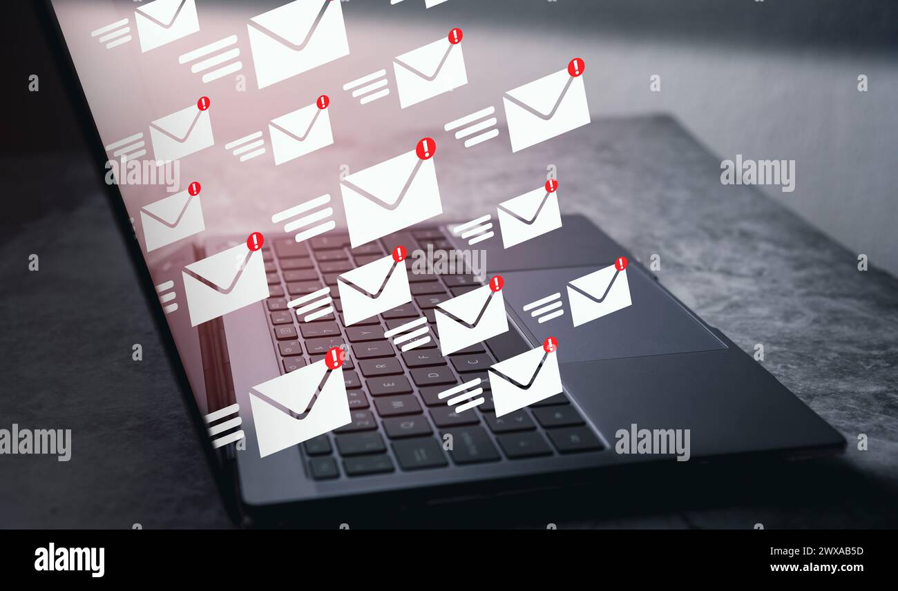 Laptop mit Schnittstelle Warnung Spam Virus. Schutz vor Internetgefahren. Junk- und Müllpost. Kompromittierte Informationen. Stockfoto