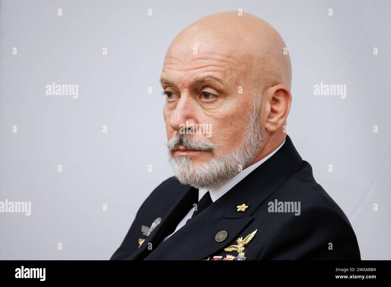 Kranj, Slowenien. März 2024. Der Chef des Verteidigungsstabs Italiens, Admiral Giuseppe Cavo Dragone, nimmt an einer Podiumsdiskussion Teil, die im Rahmen einer Feier zum 20. Jahrestag des Beitritts Sloweniens zur NATO in Brdo pri Kranju stattfand. Slowenien wurde am 29. März 2004 Mitglied der NATO. Anlässlich des 20. Jahrestages fand eine offizielle Zeremonie statt, der Podiumsdiskussionen über dringende globale und europäische Sicherheitsfragen vorausgingen. (Foto: Luka Dakskobler/SOPA Images/SIPA USA) Credit: SIPA USA/Alamy Live News Stockfoto