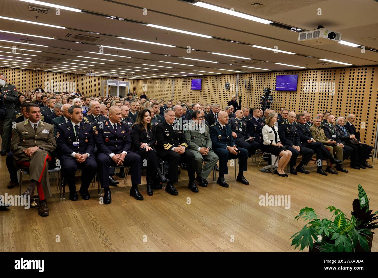 Kranj, Slowenien. März 2024. Militärangehörige sowie der US-Botschafter in Slowenien Jamie Lindler Harpootlian und der britische Botschafter in Slowenien Tiffany Sadler nehmen an einer Podiumsdiskussion Teil, die im Rahmen einer Feier zum 20. Jahrestag des Beitritts Sloweniens zur NATO in Brdo pri Kranju stattfand. Slowenien wurde am 29. März 2004 Mitglied der NATO. Anlässlich des 20. Jahrestages fand eine offizielle Zeremonie statt, der Podiumsdiskussionen über dringende globale und europäische Sicherheitsfragen vorausgingen. Quelle: SOPA Images Limited/Alamy Live News Stockfoto