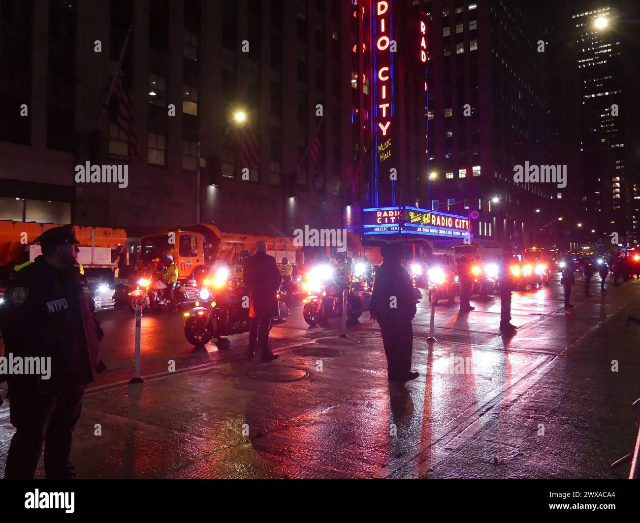 Radio City Music Hall, 1260 6th Ave, New York, NY 10020, 28. März, 2024. pro-palästinensische Demonstrationen brechen vor einer riesigen Spendenaktion der Biden Democratic Campaign in New York aus, an der drei US-Präsidenten und 5.000 Gäste teilnahmen, während die Nacht hereinbricht und die Präsidentenautos vor der sagenumwobenen Radio City Music Hall in New York wartet. Quelle: ©Julia Mineeva/EGBN TV News/Alamy Live News Stockfoto