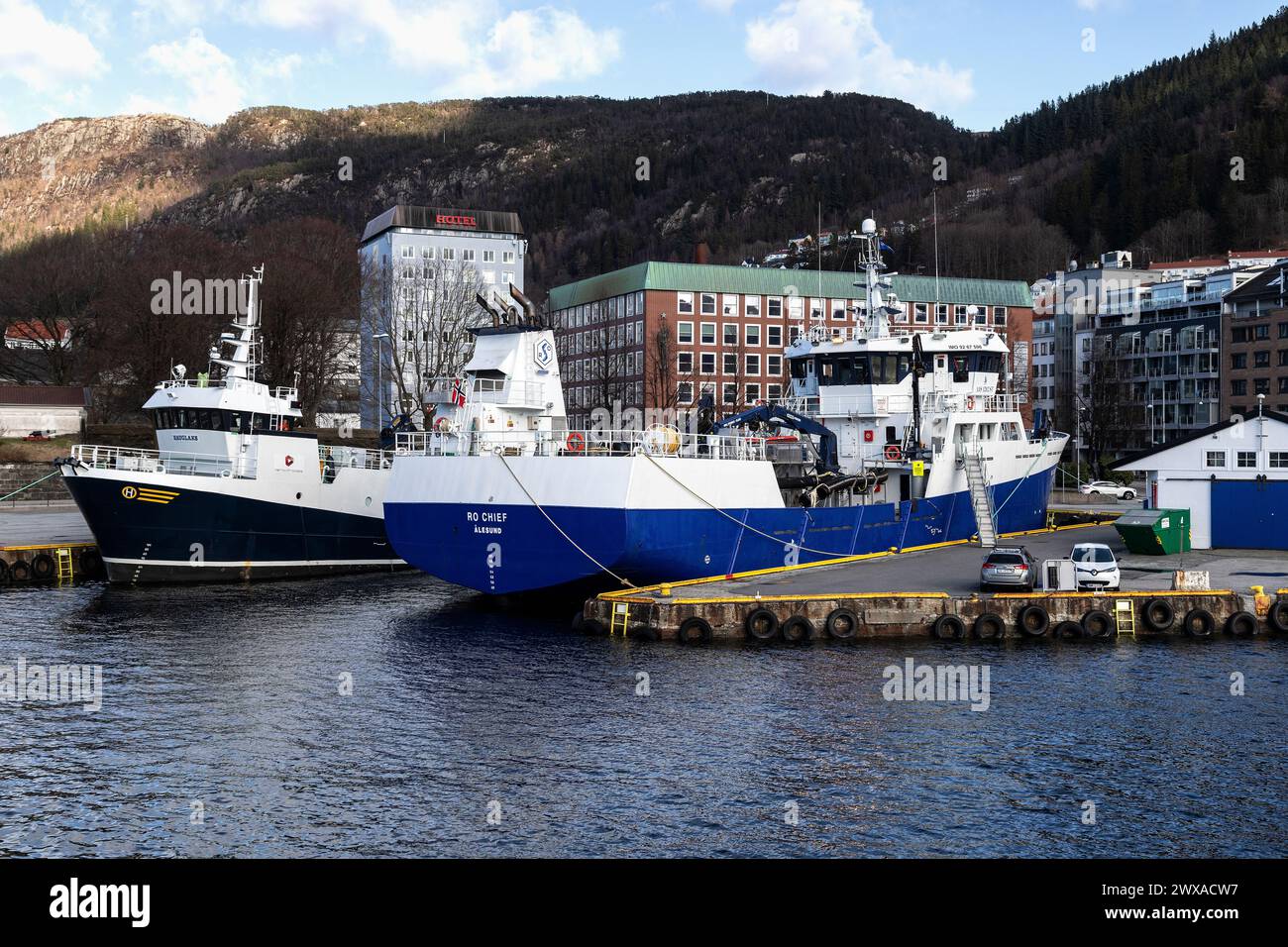 Fischtransporter/ Verarbeitungsschiff Hauglaks und Fischtransporter RO Chief im Hafen von Bergen, Norwegen. Stockfoto