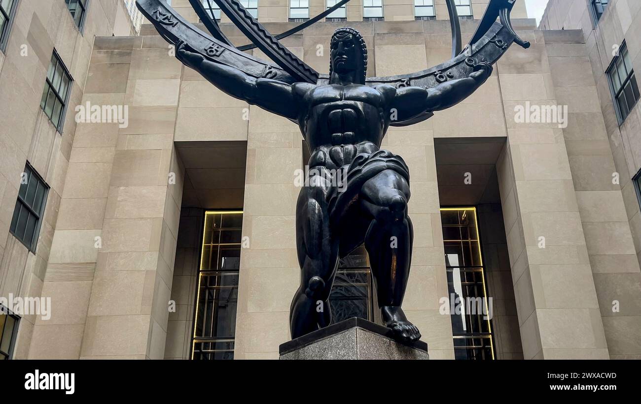 New York, USA; 23. Januar 2024: Atlas mit Rockefeller Center, einem der berühmtesten Wolkenkratzer an der Skyline von Manhattan, in New Stockfoto