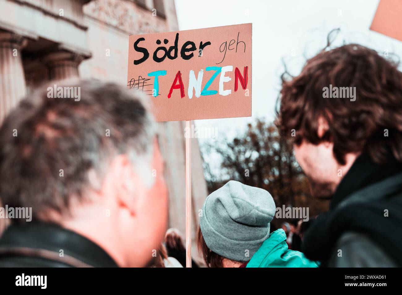 München, Deutschland. März 2024. Mehrere Jugendliche versammelten sich am 28. März 2024 in München, um gemeinsam mit dem Bund für Gestesfreiheit (BfG) und einigen DJ-Kollektiven gegen das Tanzverbot an sogenannten Stummtagen zu demonstrieren. (Foto: Alexander Pohl/SIPA USA) Credit: SIPA USA/Alamy Live News Stockfoto