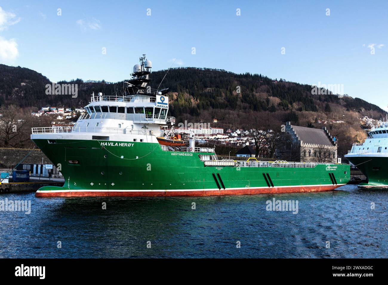 Offshore-Versorgungsschiff Havila Heroy in Festningskaien im Hafen von Bergen, Norwegen. Stockfoto