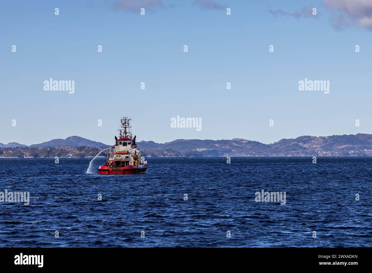 Schleppboot BB Server in Byfjorden, vor dem Hafen von Bergen, Norwegen Stockfoto