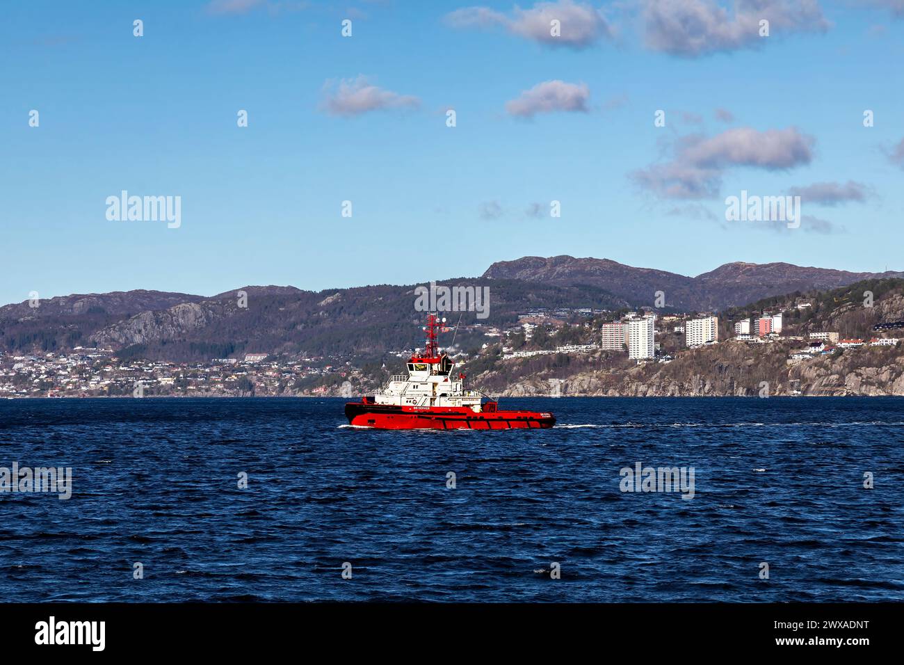 Schleppboot BB Server in Byfjorden, vor dem Hafen von Bergen, Norwegen Stockfoto