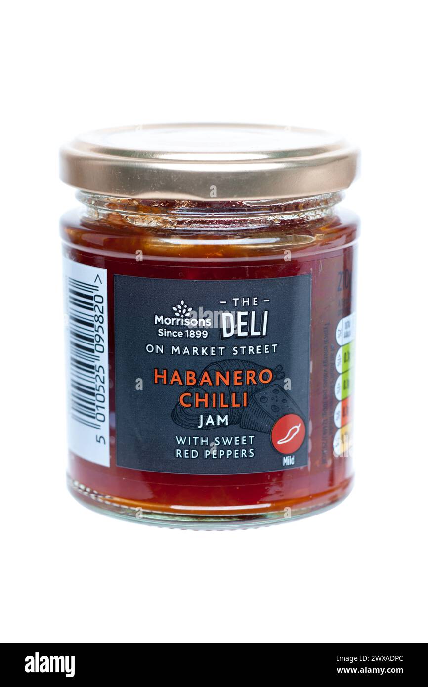Ein Glas Morrisons Market Street Deli Habanero Chilli Marmelade mit süßen roten Paprika Stockfoto
