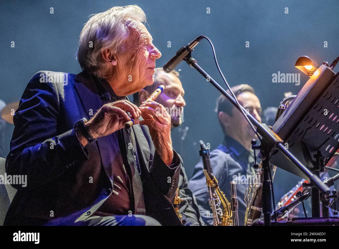 Stuttgart Pepe Lienhard Orchester - Hommage an Enio Morricone GER, Pepe Lienhard Orchester - Hommage an Enio Morricone, 28.03.2024. Stuttgart, Theaterhaus, Deutschland im Bild Pepe Lienhard an der Querflöte. *** Stuttgart Pepe Lienhard Orchestra Tribute an Enio Morricone GER, Pepe Lienhard Orchestra Tribute an Enio Morricone, 28 03 2024 Stuttgart, Theaterhaus, Deutschland im Bild Pepe Lienhard auf der Flöte Copyright: XEibner-Pressefoto/deondox EP_WST Stockfoto