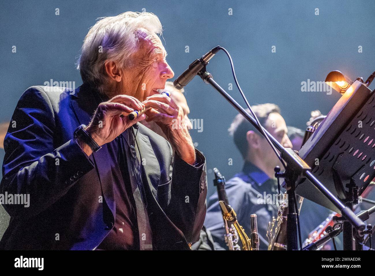 Stuttgart Pepe Lienhard Orchester - Hommage an Enio Morricone GER, Pepe Lienhard Orchester - Hommage an Enio Morricone, 28.03.2024. Stuttgart, Theaterhaus, Deutschland im Bild Pepe Lienhard an der Querflöte. *** Stuttgart Pepe Lienhard Orchestra Tribute an Enio Morricone GER, Pepe Lienhard Orchestra Tribute an Enio Morricone, 28 03 2024 Stuttgart, Theaterhaus, Deutschland im Bild Pepe Lienhard auf der Flöte Copyright: XEibner-Pressefoto/deondox EP_WST Stockfoto
