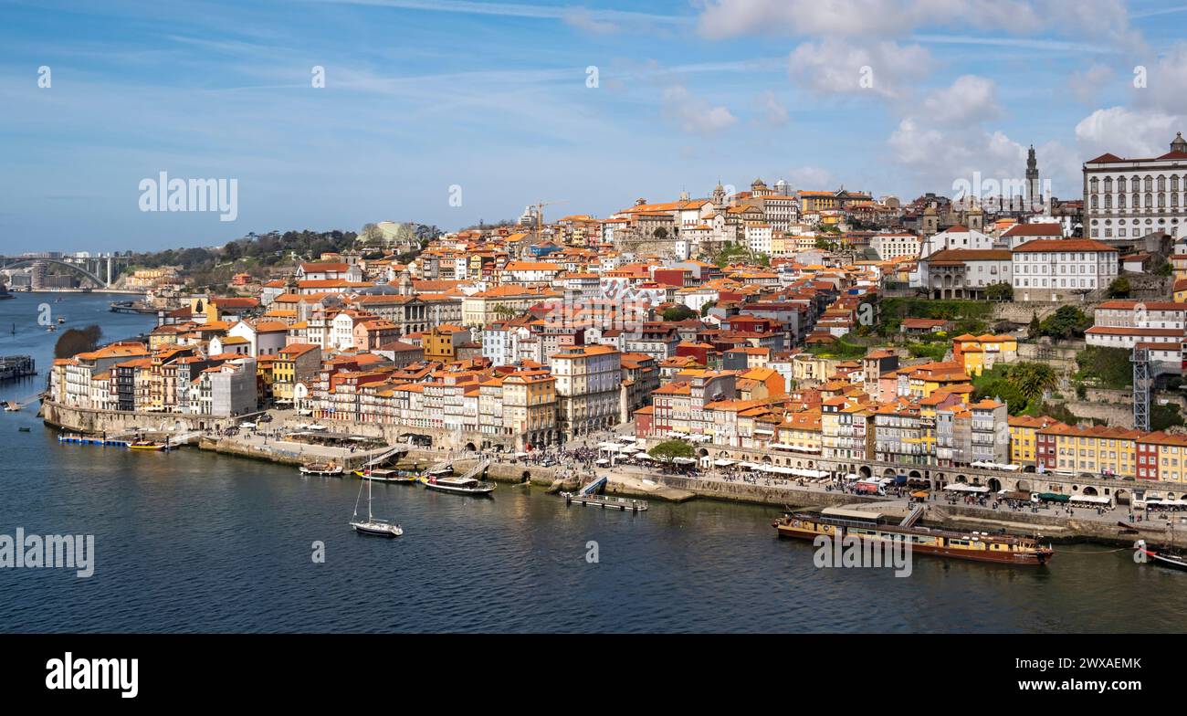 Blick auf das pulsierende Viertel Ribeira und den Fluss Douro, Porto, Portugal Stockfoto