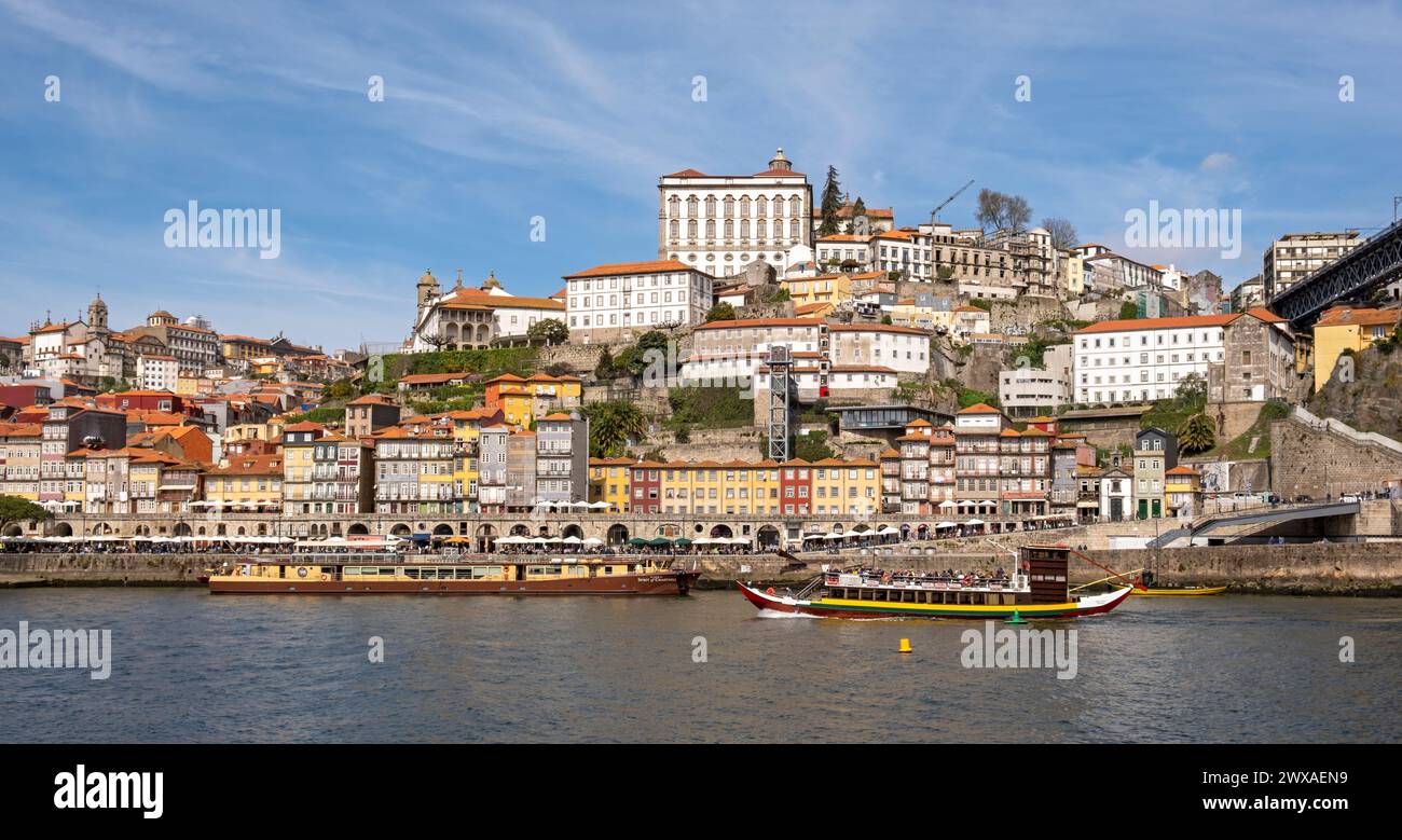 Blick auf das pulsierende Viertel Ribeira und den Fluss Douro, Porto, Portugal Stockfoto
