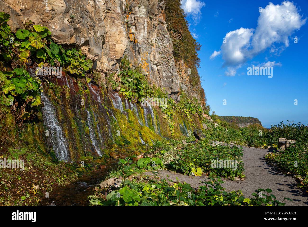Felsen mit Wasserfällen, Iturup Island, Südkuriles Stockfoto