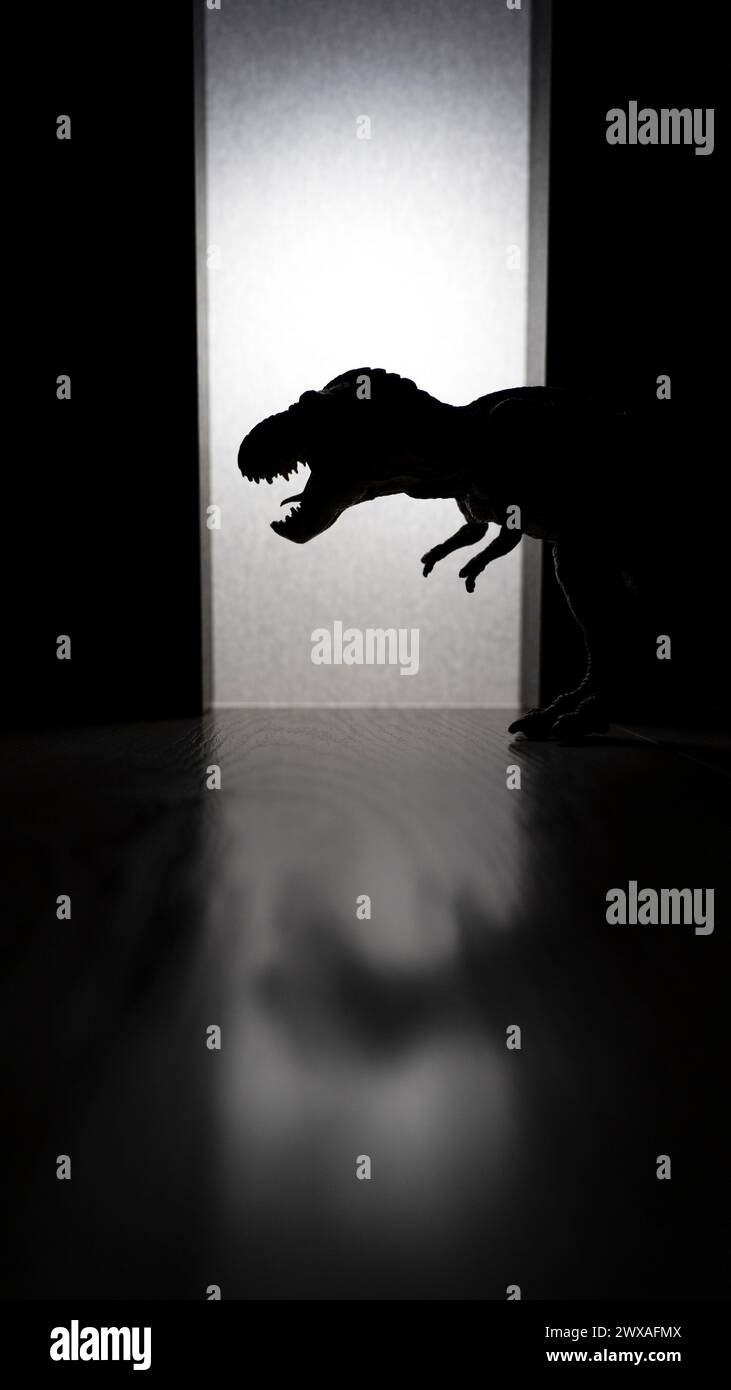 T Rex Dinosaurier mit scharfen Zähnen im dunklen Raum Stockfoto